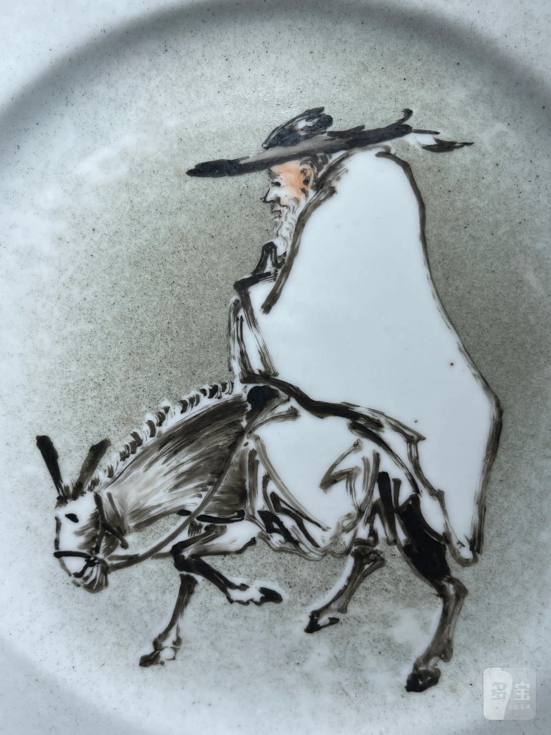 清代 黄慎风格墨彩踏雪寻梅图盘一对 - 图3